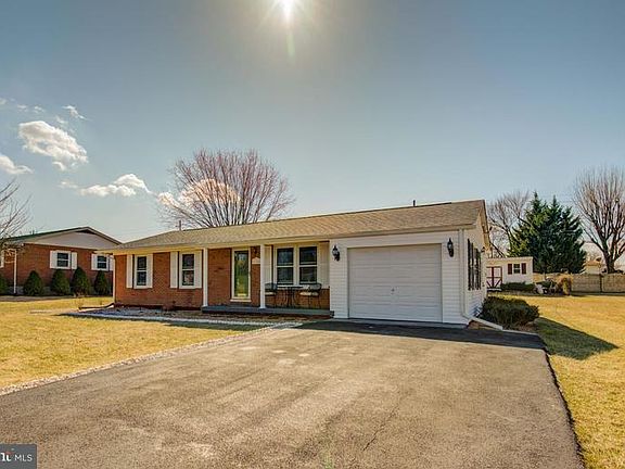 2nd image of 114 Meadowlark Ln
