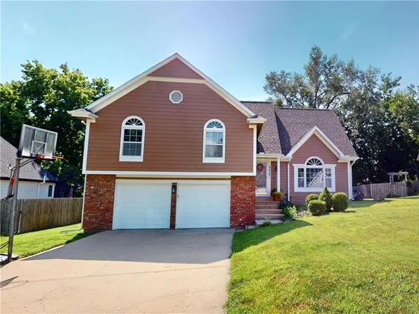 8626 Oakview Dr, Lenexa, KS 66215