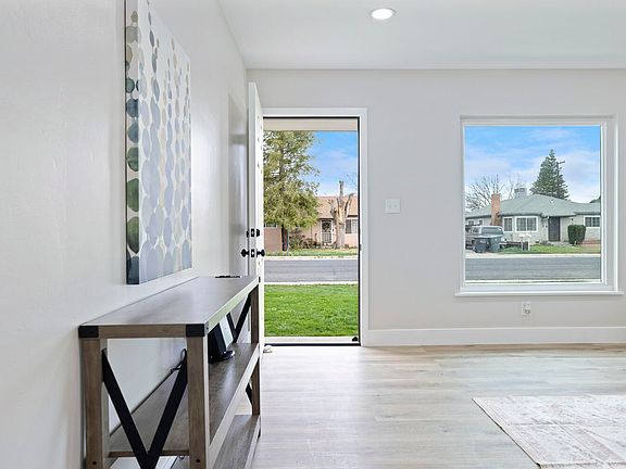 4th image of 3007 E Meadow Avenue