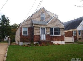 382 Andrews Rd, Mineola, NY 11501