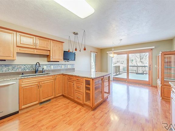 5th image of 712 N Sandberg Dr