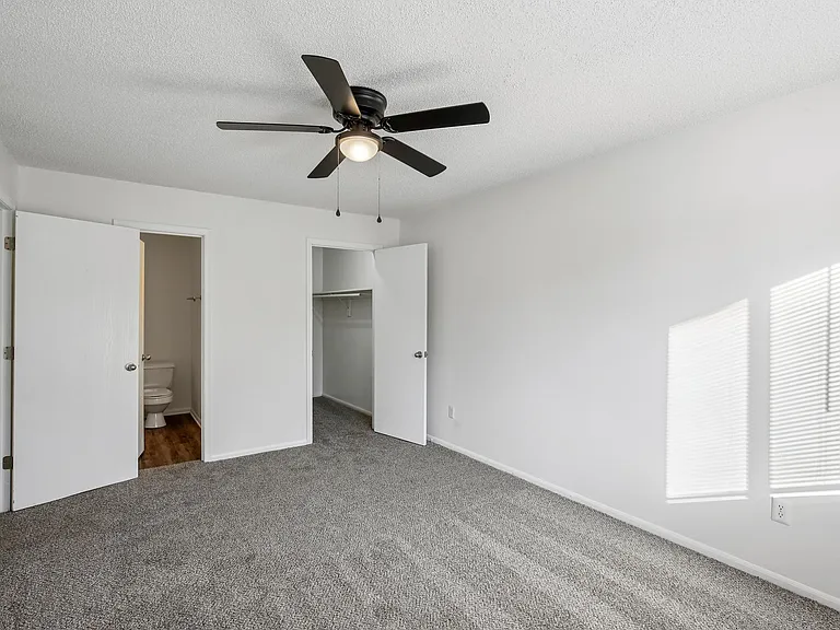 Spring Hill Plaza Apartments — Photo 25