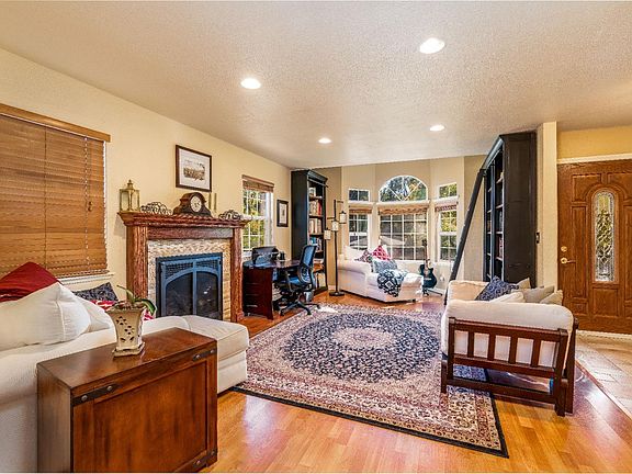 4th image of 136 Mill Creek Dr