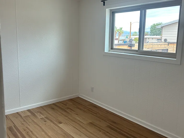 2049 De Soto Dr — Photo 2