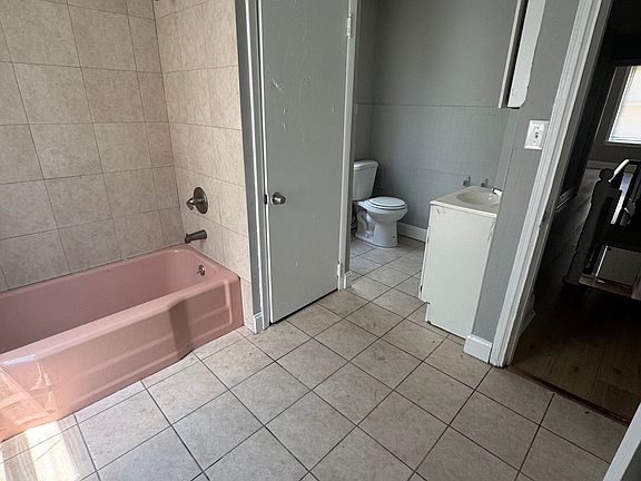 5th image of 824 E Hilton St