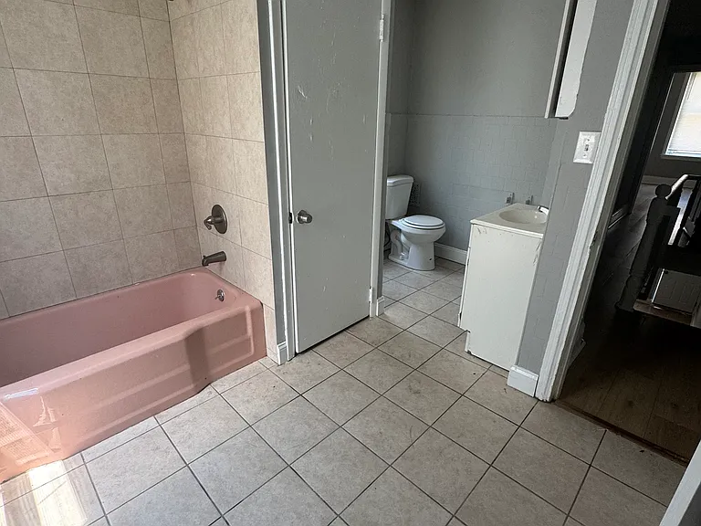 824 E Hilton St — Photo 5
