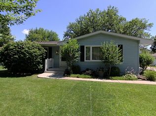 1101 Crestview Dr SE, Cedar Rapids, IA 52403