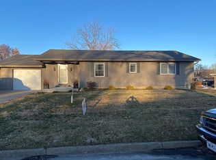 609 Crestwood Dr, Marshall, MO 65340
