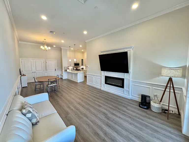 320 Middlesex Ave #D-405 — Photo 1