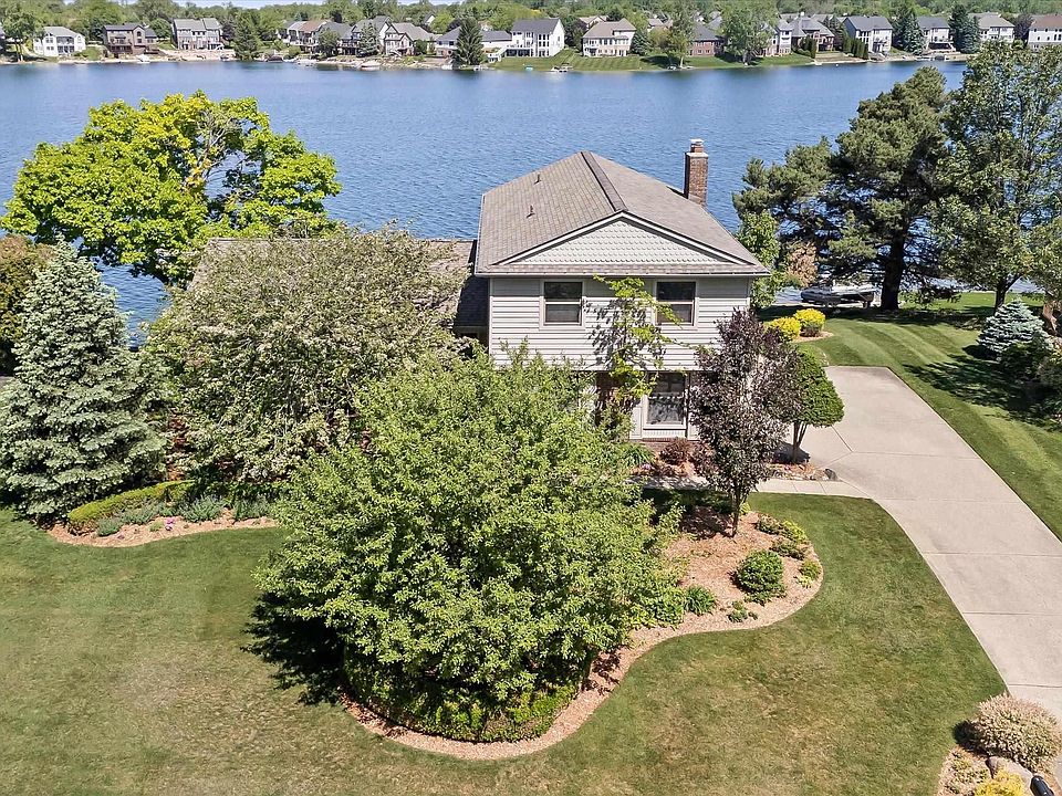 1st image of 400 Lakes Edge Dr