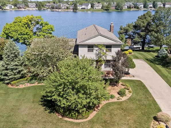 400 Lakes Edge Dr, Oxford, MI 48371