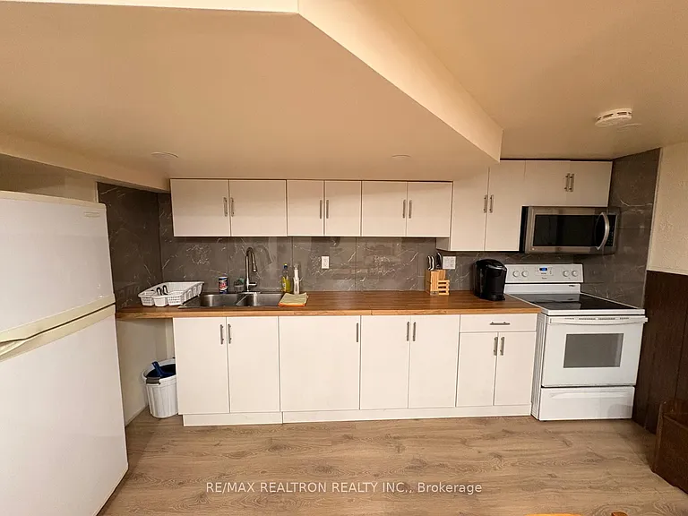 34 Shoreland Cres #B — Photo 4
