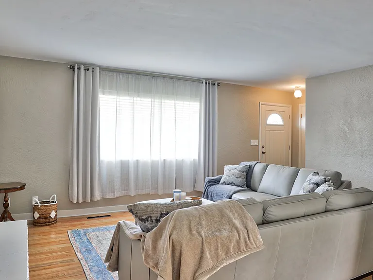 512 W Colorado Ave — Photo 3