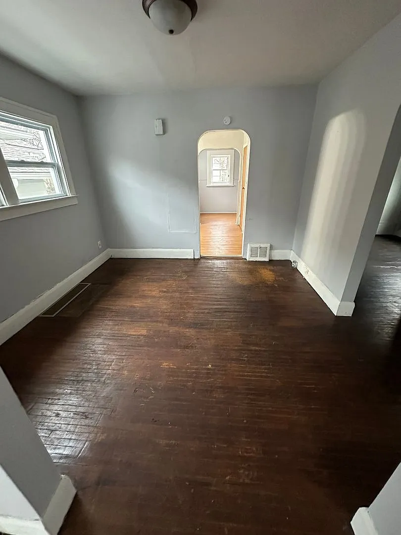 2 Bed Room 1 Bath — Photo 2