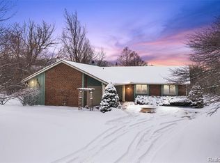 5823 Shillingham Dr, West Bloomfield, MI 48322