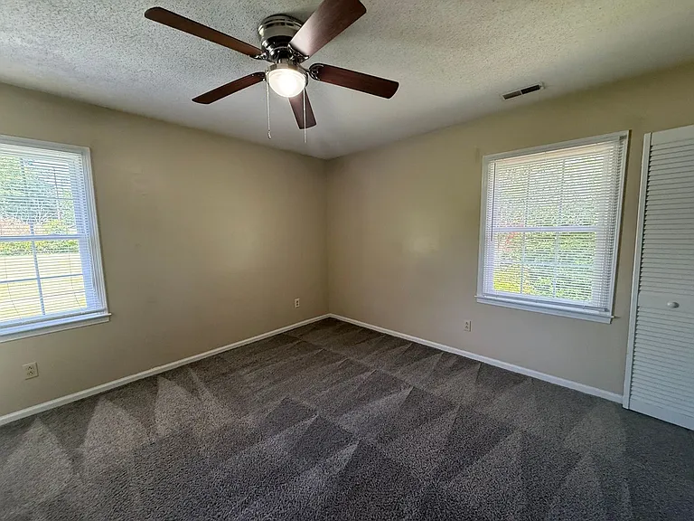 411 Greenbriar Dr — Photo 5