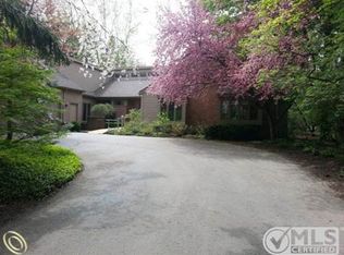 5680 Kolly Rd, Bloomfield Hills, MI 48301