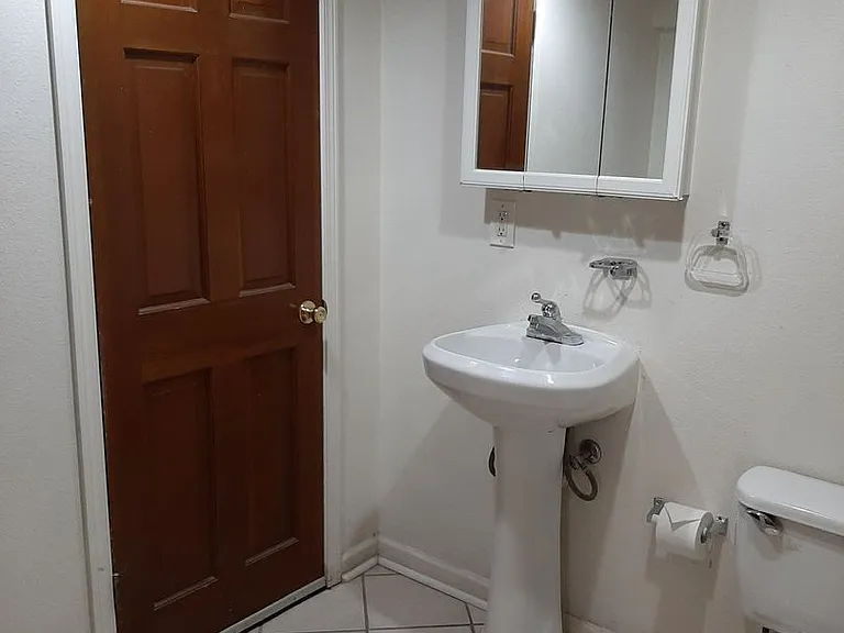 College Housing - 4 bedrooms — Photo 8