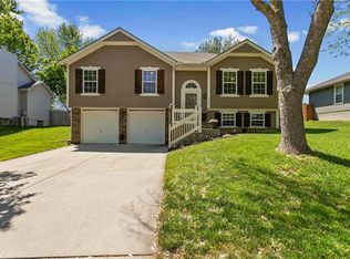 1116 NE Ridgeview Dr, Lees Summit, MO 64086