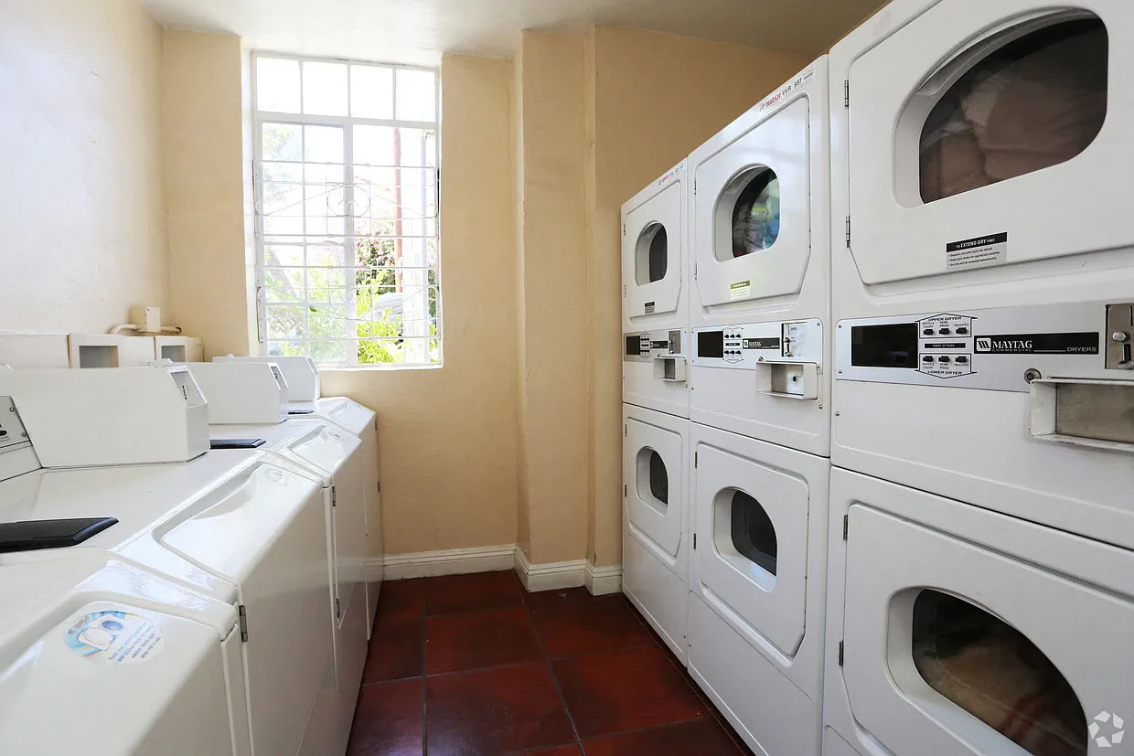 Chateau Nob Hill Apartments — Photo 4
