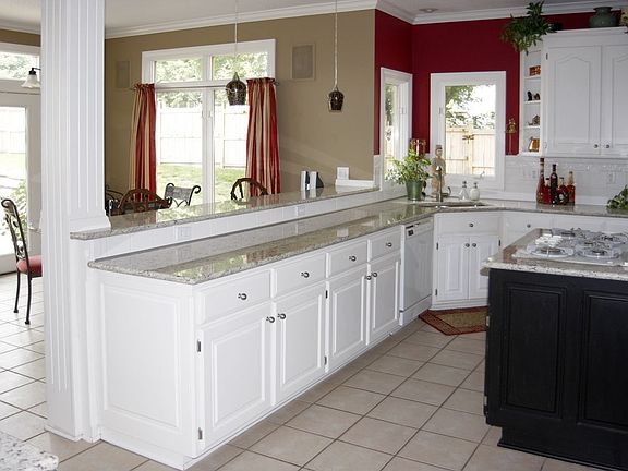 Large eat-in Kitchen with island cooktop