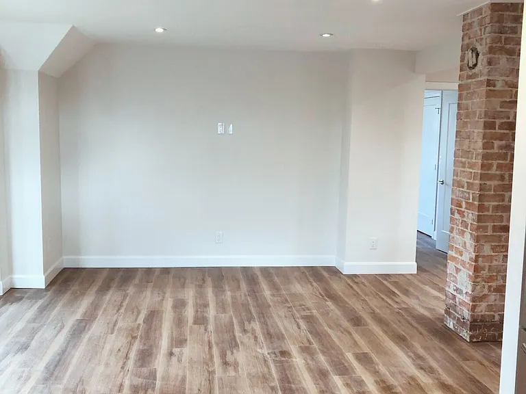 61 Phipps St #UPPER — Photo 8