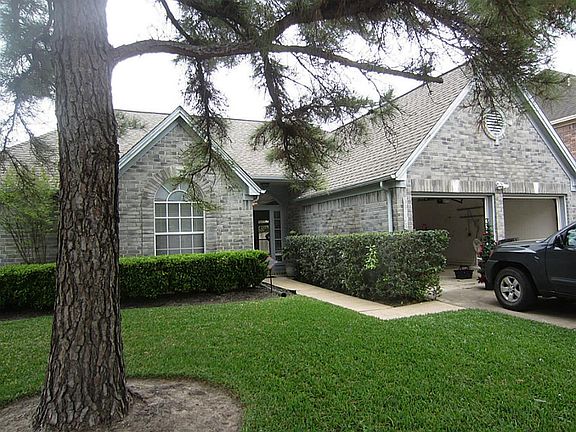 Pride of Ownership Shows With the Front & Back Yards