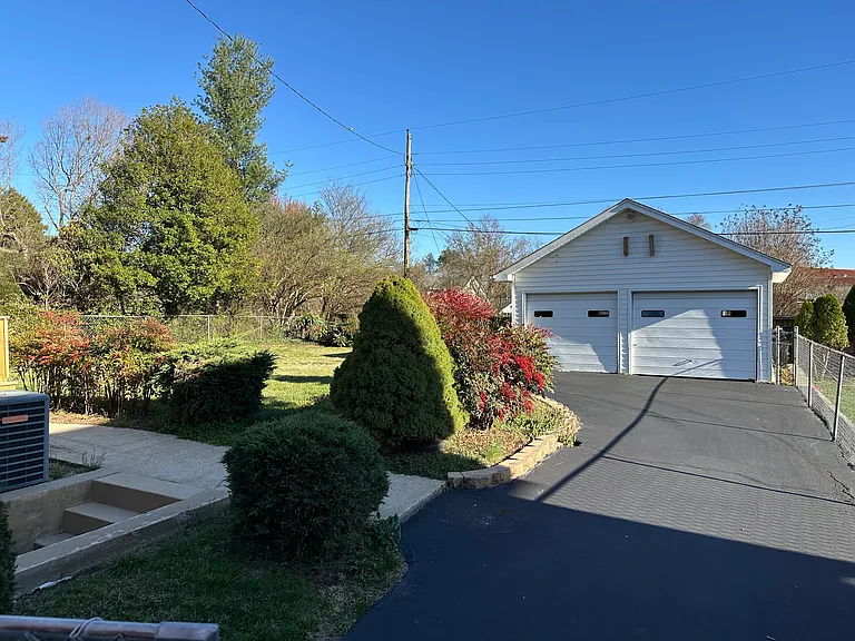 612 Lawrence Ave — Photo 3
