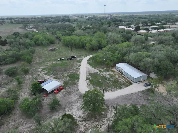 838 E Oak St, Goliad, TX 77963