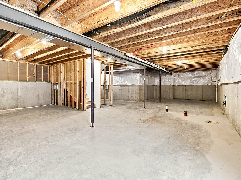 15555 Memorial Way — Photo 34