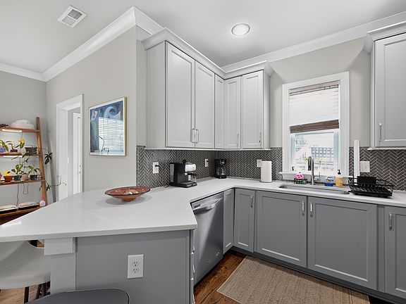 5th image of 207 Camden St