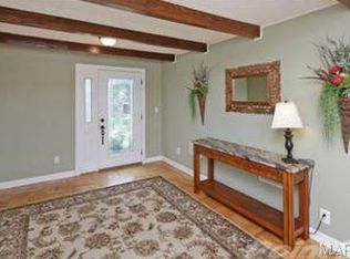 16 Topping Ln, Saint Louis, MO 63131
