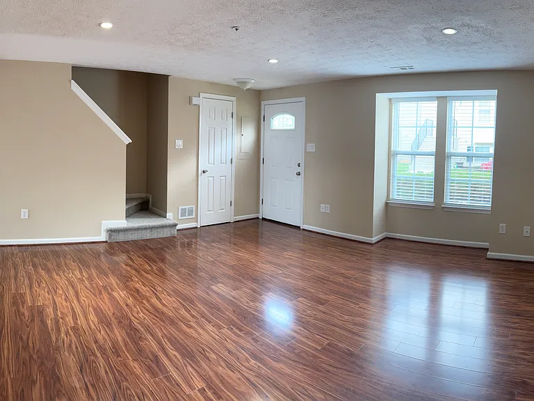 910 Jessicas Ln — Photo 6