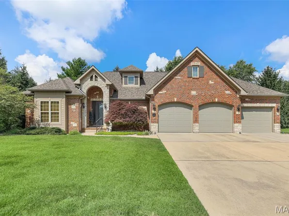 101 Fountain Dr, Glen Carbon, IL 62034
