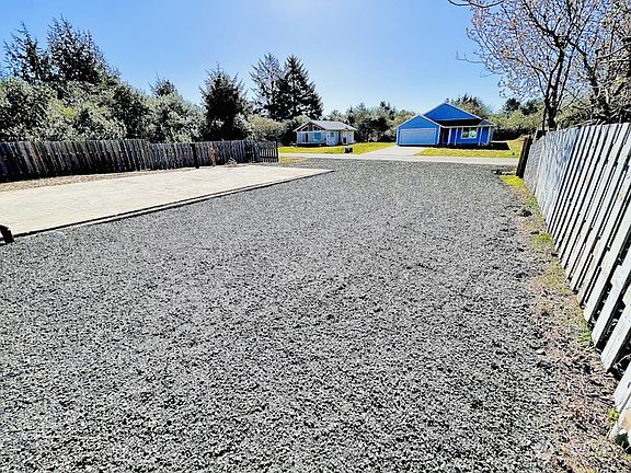 5th image of 834 Whale Pl