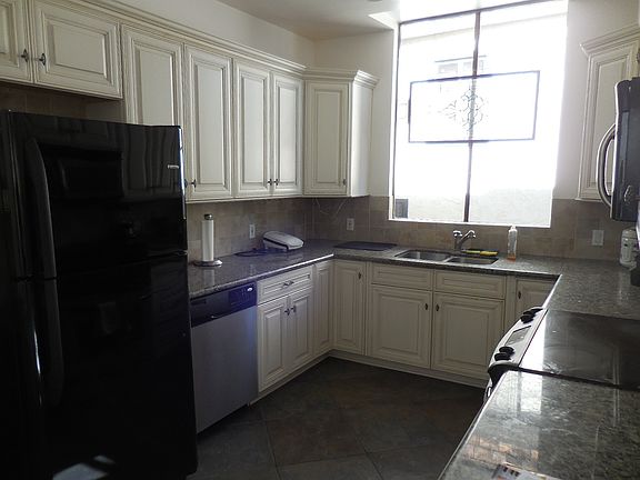Updated Kitchen w granite counters