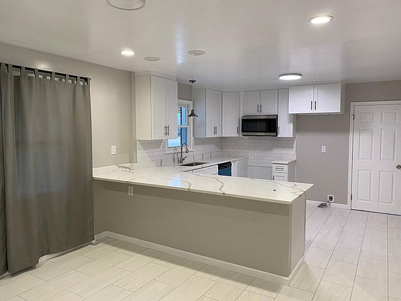 5th image of 7820 Farrs Ln