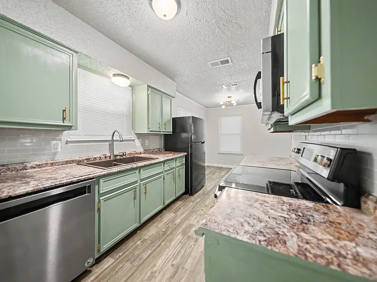 1804 Ruiz Dr — Photo 4