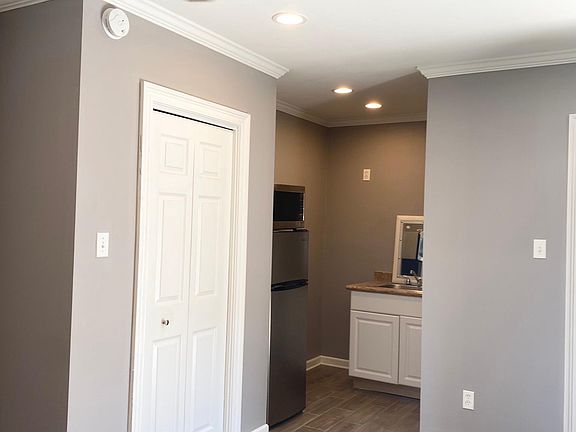 2nd image of 814 N Lopez St #B
