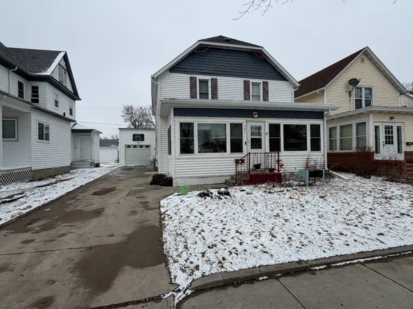 307 7th St NE, Devils Lake, ND 58301
