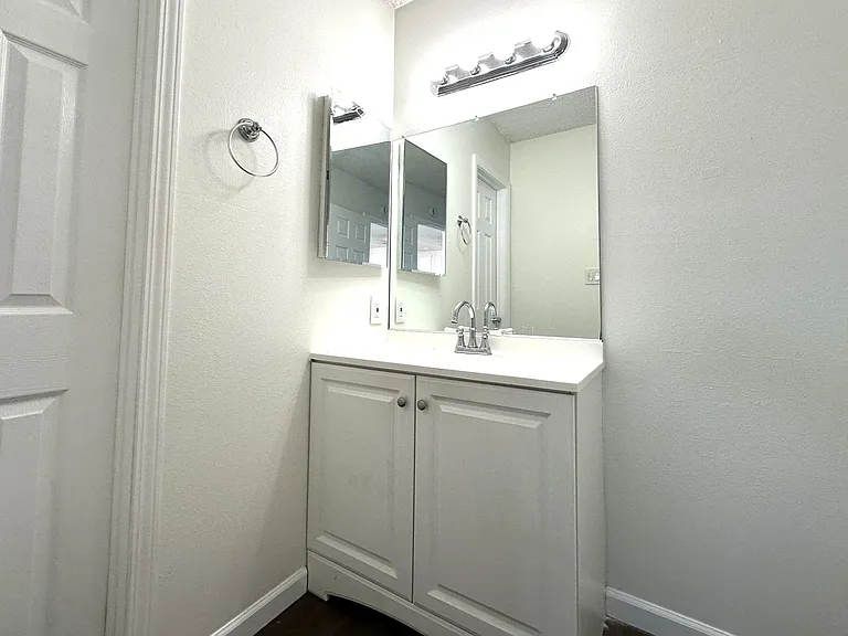 210 Quintard St — Photo 5