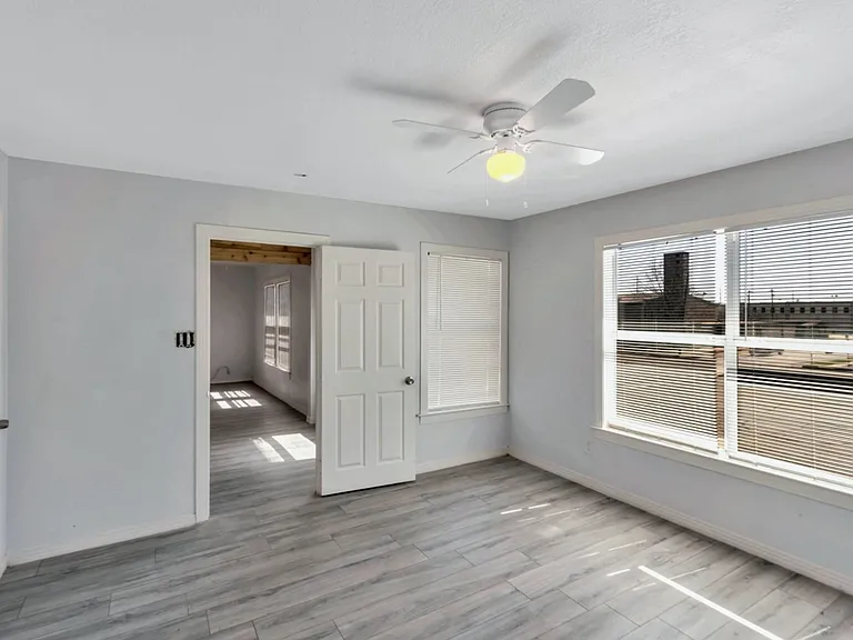 305 N Robinson St — Photo 13