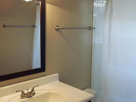 4th image of 1033 W Lawson St