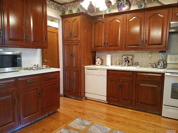 5th image of 301 Roselle St
