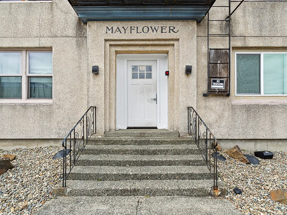112 E 1st St #105