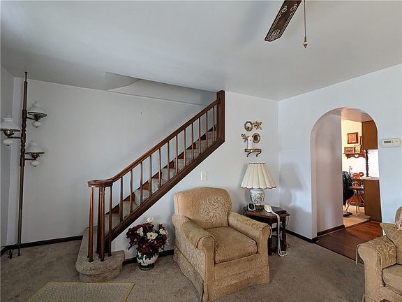 3rd image of 215 Frederick St