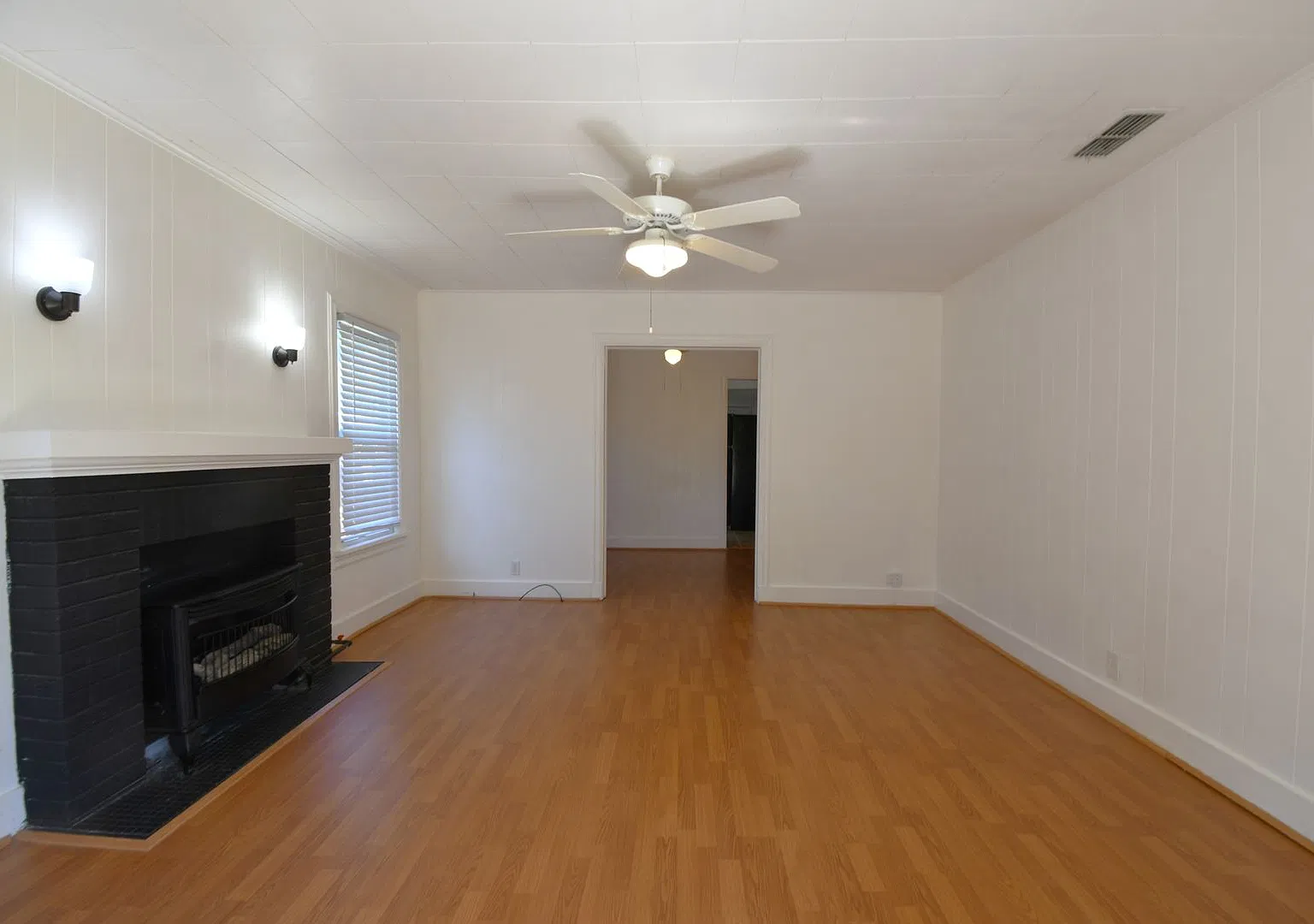 Charming 2 Bedroom House w/Fenced Yard! — Photo 3