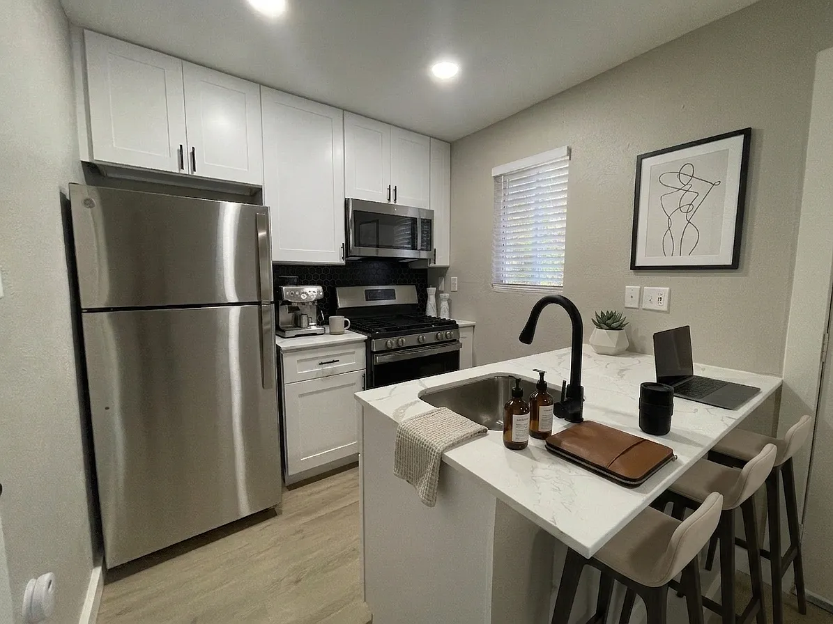 1 bed, 400 sqft, $995 — Photo 3