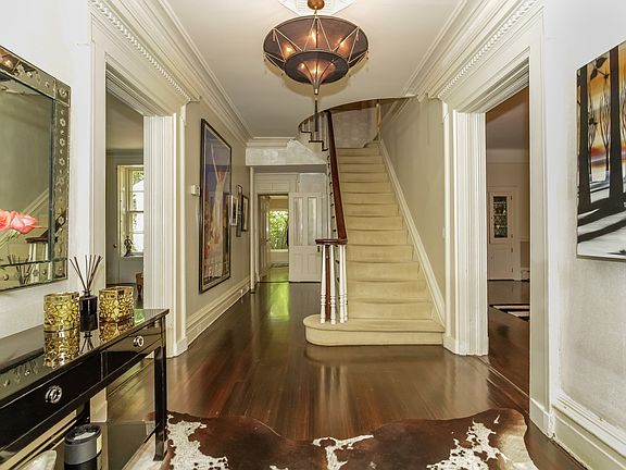 3rd image of 10 Elmdorf Dr