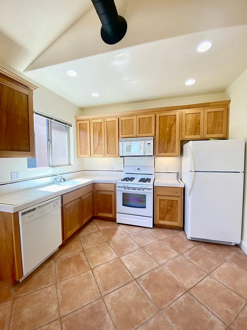 West Davis apartment — Photo 2